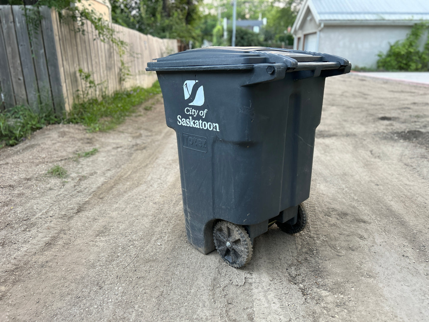 Large residential garbage bin cleaning – Saskatoon￼